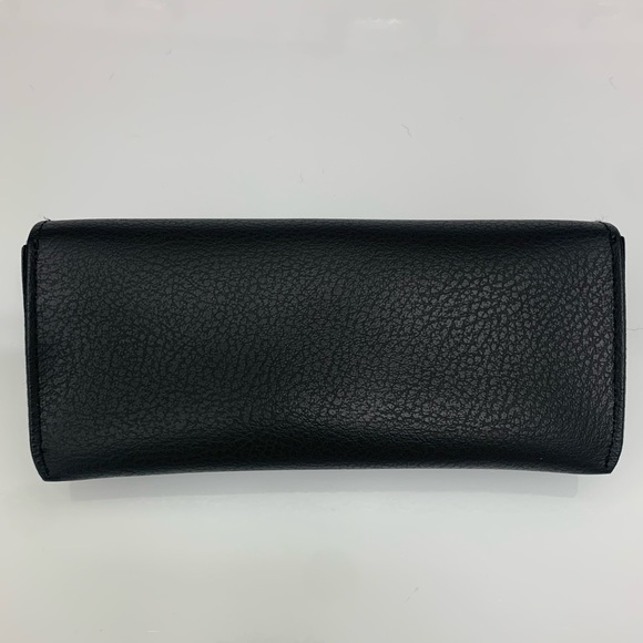 Ray Ban | Aviator Sunglasses Case in Pebbled Black with Cleaning Cloth - Picture 5 of 9
